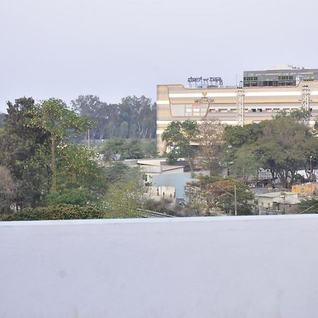 העיר בנגלור Hotel Sunroof Suites מראה חיצוני תמונה